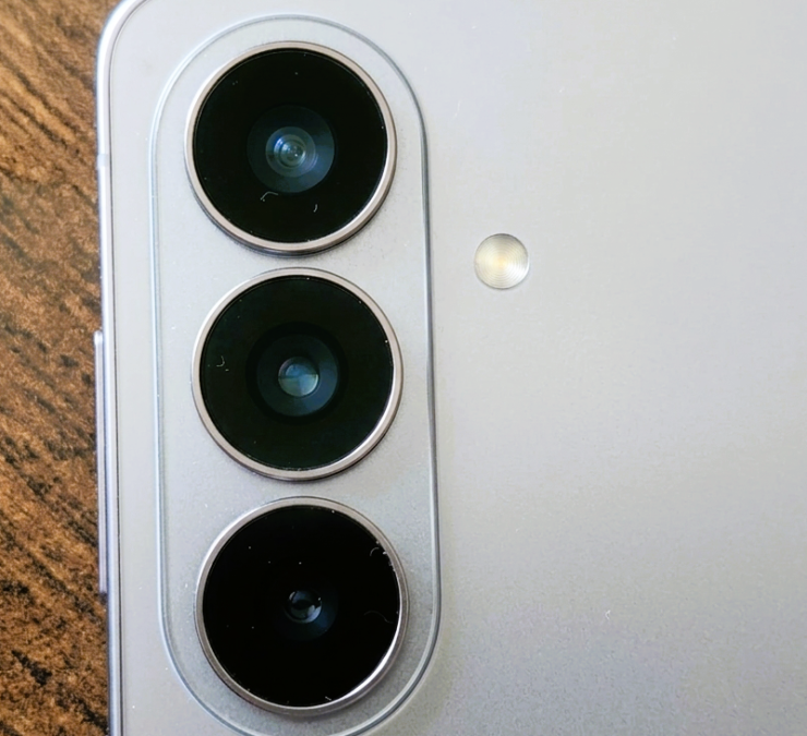 Samsung Galaxy S26 Review: Why This Phone Slowly Grew on Me Samsung Galaxy S26 camera